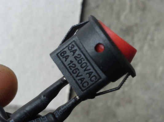 สวิทช์เปิด - ปิด ใหม่เกรดอุตสาหกรรม ตัวเล็กทนกระแสได้สูงถึง 6 A. เชื่อมสายและหุ้มกันสายให้พร้อมใช้