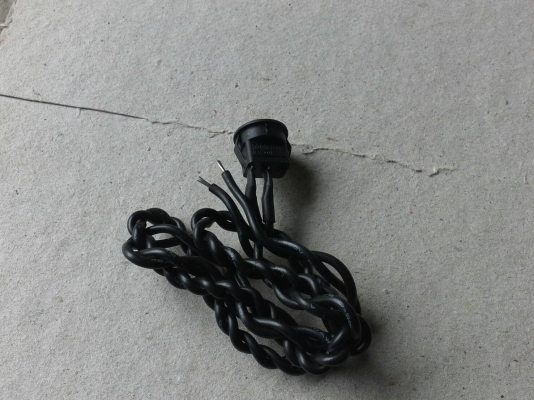 สวิทช์เปิด - ปิด ใหม่เกรดอุตสาหกรรม ตัวเล็กทนกระแสได้สูงถึง 6 A. เชื่อมสายและหุ้มกันสายให้พร้อมใช้