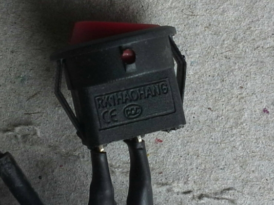 สวิทช์เปิด - ปิด ใหม่เกรดอุตสาหกรรม ตัวเล็กทนกระแสได้สูงถึง 6 A. เชื่อมสายและหุ้มกันสายให้พร้อมใช้