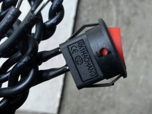 สวิทช์เปิด - ปิด ใหม่เกรดอุตสาหกรรม ตัวเล็กทนกระแสได้สูงถึง 6 A. เชื่อมสายและหุ้มกันสายให้พร้อมใช้