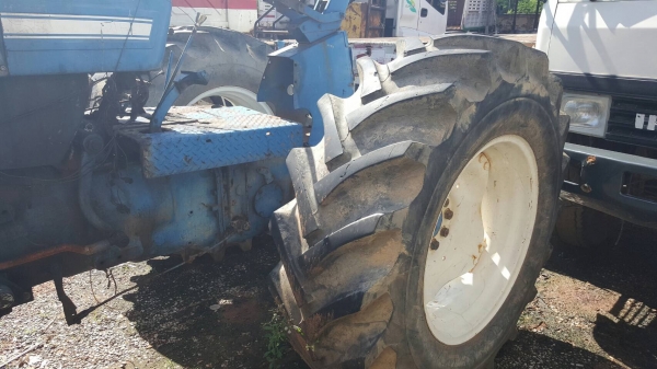 ขาย รถไถ FORD 5000 รถใช้งานได้ ไม่มีอุปกรณ์ เอาไปติดคีบอ้อย มีเล่มทะเบียน