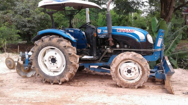 ขาย รถไถ CHAMP 4WD YTO454 ปี 56 ใช้งานแค่ 1,500 ชม. อุปกรณ์มีผานดันหน้า และผาน 6 เอกสารเล่มทะเบียนครบ