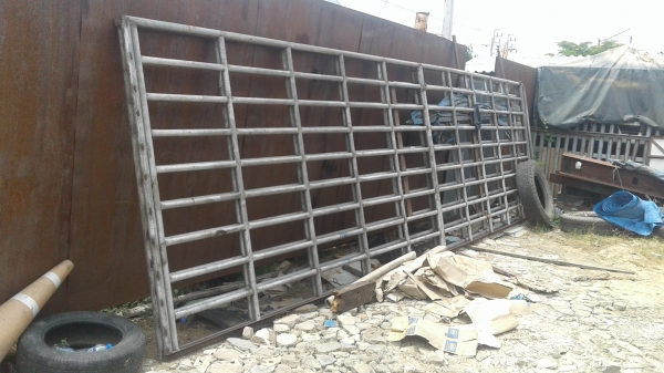 ขายแผงข้างกระบะทำจากเหล็กแป็บน้ำใส่6-10ล้อจำนวน2แผง