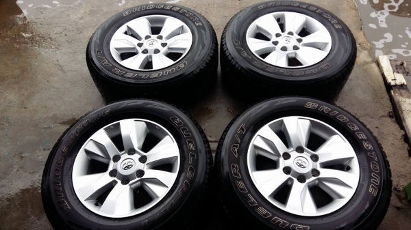 ขายล้อแม็ก revo 17" ยางปี15 สนใจติดต่อ ตาเล็ก ล้อและยางครับ 081-3747940