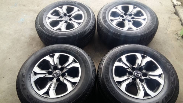 ขายล้อแม็ก bt50 17" ยางปี15  สนใจติดต่อ ตาเล็ก ล้อและยางครับ 081-3747940