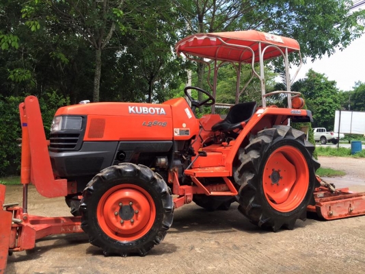 ขายรถไถ Kubota L2808 (4WD) พร้อมใบมีดหน้า และเครื่องตัดหญ้า รถใช้งาน200ชั่วโมง