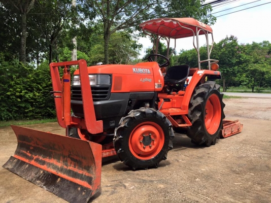 ขายรถไถ Kubota L2808 (4WD) พร้อมใบมีดหน้า และเครื่องตัดหญ้า รถใช้งาน200ชั่วโมง