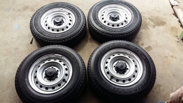 ขายล้อเหล็กป้ายแดง revo ตอนเดียว4wd 16" ยางปี16 สนใจติดต่อ ตาเล็ก ล้อและยางครับ 081-3747940