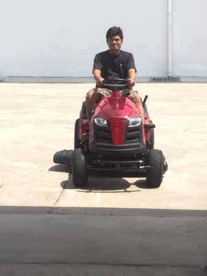 ขายรถตัดหญ้าแบบนั่ง Honda GXV-390 ขายรถตัดหญ้าแบบนั่ง Honda GXV-390