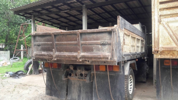 รถอีซูซุ 6 ล้อดั้ม FTR  200 แรงม้า ปี 49.     สนใจติดต่อ  081 - 6079515