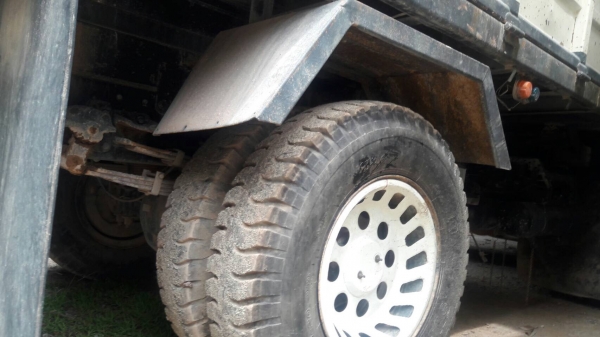 รถอีซูซุ 6 ล้อดั้ม FTR  200 แรงม้า ปี 49.     สนใจติดต่อ  081 - 6079515