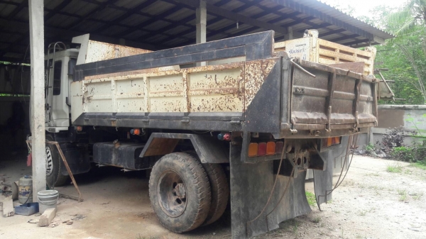 รถอีซูซุ 6 ล้อดั้ม FTR  200 แรงม้า ปี 49.     สนใจติดต่อ  081 - 6079515