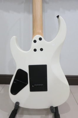 กีต้าร์ไฟฟ้า Perfect ทรงไอบาเนส 24 เฟรต แบบฟรอยด์โรส ของใหม่ รุ่น EG-92 สีขาว ทรงสวย ขายถูก