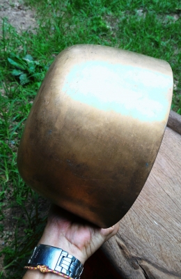 ขันทองเหลืองเก่า ใบใหญ่ใบหนา กว้าง 9นิ้ว สูง 5นิ้ว ไม่มีรอยบุบไม่รั่ว มีคราบตามความเก่าความโบราณ