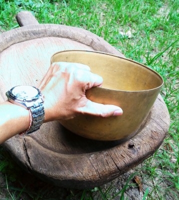 ขันทองเหลืองเก่า ใบใหญ่ใบหนา กว้าง 9นิ้ว สูง 5นิ้ว ไม่มีรอยบุบไม่รั่ว มีคราบตามความเก่าความโบราณ