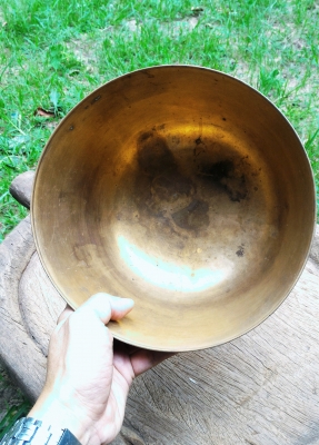 ขันทองเหลืองเก่า ใบใหญ่ใบหนา กว้าง 9นิ้ว สูง 5นิ้ว ไม่มีรอยบุบไม่รั่ว มีคราบตามความเก่าความโบราณ