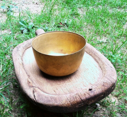 ขันทองเหลืองเก่า ใบใหญ่ใบหนา กว้าง 9นิ้ว สูง 5นิ้ว ไม่มีรอยบุบไม่รั่ว มีคราบตามความเก่าความโบราณ