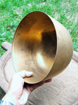 ขันทองเหลืองเก่า ใบใหญ่ใบหนา กว้าง 9นิ้ว สูง 5นิ้ว ไม่มีรอยบุบไม่รั่ว มีคราบตามความเก่าความโบราณ