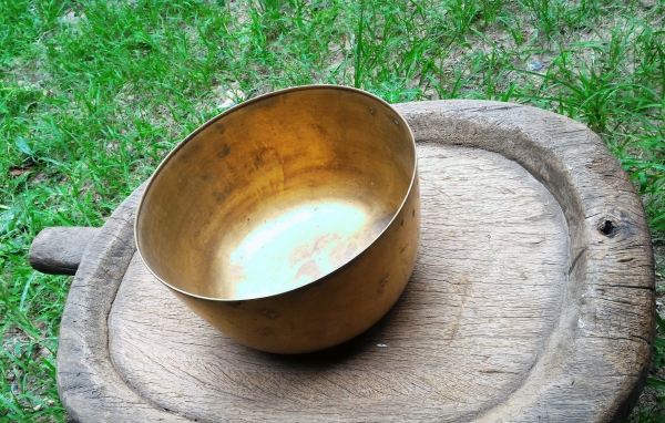 ขันทองเหลืองเก่า ใบใหญ่ใบหนา กว้าง 9นิ้ว สูง 5นิ้ว ไม่มีรอยบุบไม่รั่ว มีคราบตามความเก่าความโบราณ