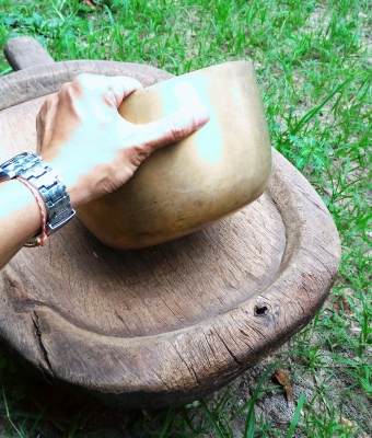 ขันทองเหลืองเก่า ใบใหญ่ใบหนา กว้าง 9นิ้ว สูง 5นิ้ว ไม่มีรอยบุบไม่รั่ว มีคราบตามความเก่าความโบราณ