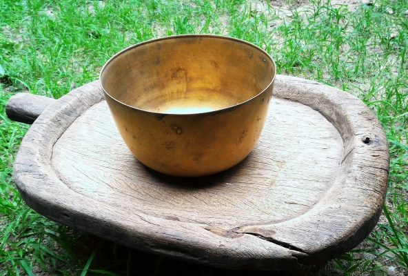 ขันทองเหลืองเก่า ใบใหญ่ใบหนา กว้าง 9นิ้ว สูง 5นิ้ว ไม่มีรอยบุบไม่รั่ว มีคราบตามความเก่าความโบราณ