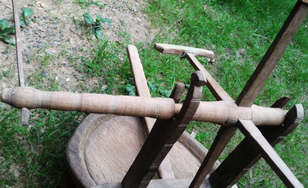 หลาโบราณ สำหรับทอผ้าไหม ทำจากไม้สลักด้วยมือ งานเก่ากลึงด้วยมือ มีชิ้นเดียวในโลก