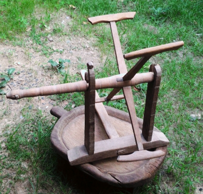 หลาโบราณ สำหรับทอผ้าไหม ทำจากไม้สลักด้วยมือ งานเก่ากลึงด้วยมือ มีชิ้นเดียวในโลก