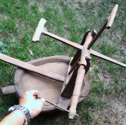 หลาโบราณ สำหรับทอผ้าไหม ทำจากไม้สลักด้วยมือ งานเก่ากลึงด้วยมือ มีชิ้นเดียวในโลก