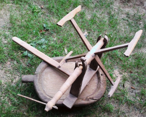 หลาโบราณ สำหรับทอผ้าไหม ทำจากไม้สลักด้วยมือ งานเก่ากลึงด้วยมือ มีชิ้นเดียวในโลก