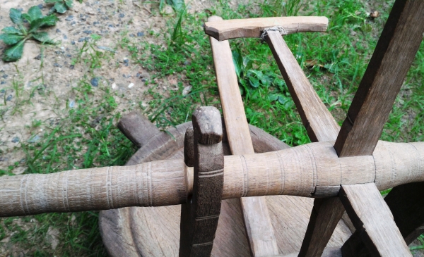 หลาโบราณ สำหรับทอผ้าไหม ทำจากไม้สลักด้วยมือ งานเก่ากลึงด้วยมือ มีชิ้นเดียวในโลก