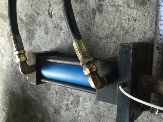 กระบอกไฮดรอกลิก ของญี่ปุ่นระยะเลื่อนเข้า - ออก  25 CM. แกนกระบอกโต 35 มม.