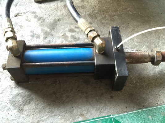 กระบอกไฮดรอกลิก ของญี่ปุ่นระยะเลื่อนเข้า - ออก  25 CM. แกนกระบอกโต 35 มม.