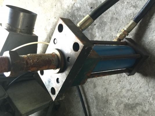 กระบอกไฮดรอกลิก ของญี่ปุ่นระยะเลื่อนเข้า - ออก  25 CM. แกนกระบอกโต 35 มม.