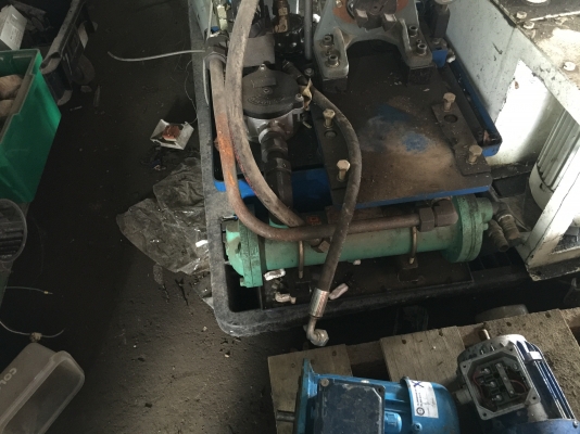 ชุดแม่ปั๊มไฮดรอลิก พร้อมถังเก็บน้ำมันและตัวควบคุมการจ่ายน้ำมัน