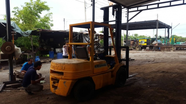 ขายรถยก3ตันKOMATSUรุ่น11เสา4.5เมตร..ยางตัน..รถนอกปั๊มแรงมาก