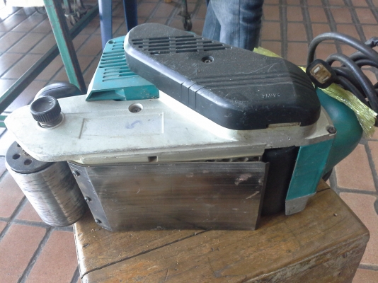 เครื่องขัดกระดาษทรายแบบสายพานกระดานทราย ( แบบรถถัง ) ยี่ห้อ CLINTON ใช้ไฟบ้าน 220 V. ได้เลย ( มีตัวเดียว )