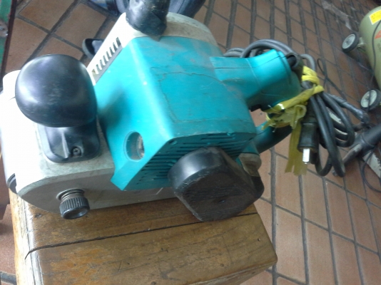 เครื่องขัดกระดาษทรายแบบสายพานกระดานทราย ( แบบรถถัง ) ยี่ห้อ CLINTON ใช้ไฟบ้าน 220 V. ได้เลย ( มีตัวเดียว )