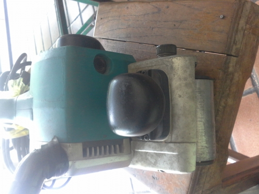 เครื่องขัดกระดาษทรายแบบสายพานกระดานทราย ( แบบรถถัง ) ยี่ห้อ CLINTON ใช้ไฟบ้าน 220 V. ได้เลย ( มีตัวเดียว )