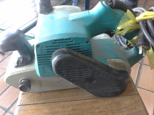 เครื่องขัดกระดาษทรายแบบสายพานกระดานทราย ( แบบรถถัง ) ยี่ห้อ CLINTON ใช้ไฟบ้าน 220 V. ได้เลย ( มีตัวเดียว )