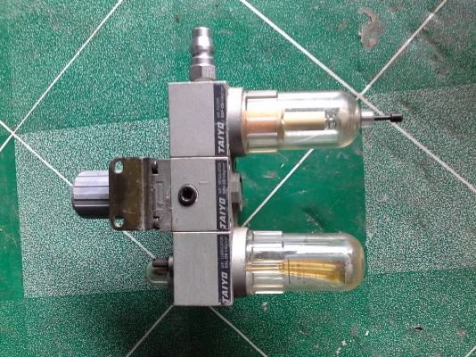 ชุดอุปกรณ์ดักฝุ่นดันน้ำ ยี่ห้อ TAIYO ของญี่ปุ่น , ปรับแรงดันลม , และจ่ายฝอยน้ำมันเข้าระบบลมเพื่อหล่อยลื่น