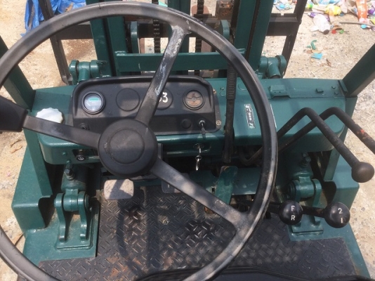 ขายรถยกโคมัสสึ 2.5 ตัน เสาสูง 4 เมตร(ราคา 100,000 บาท) ราคาถูก คุ้มแน่นอน