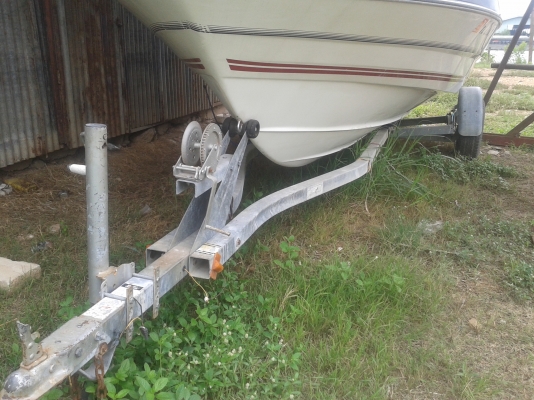 Bayliner18.5 ฟุตพร้อมเทรเล่อร์