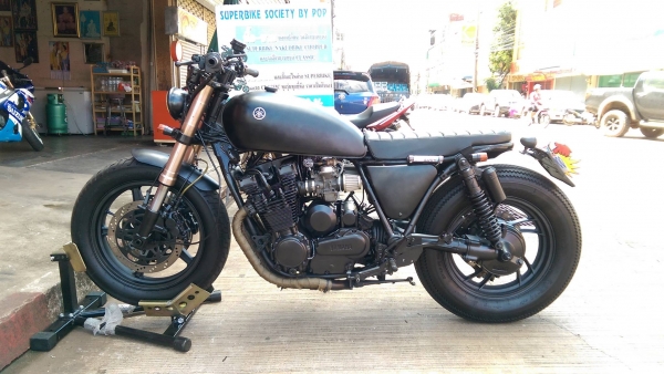ขายคับ YAMAHA XJ650 แต่งBRAT STYLE สีพึงเก็บงานใหม่ทั้งคัน ล้อโต ท่อแต่ง โช๊คหน้าหัวกลับ ทะเบียนพร้อมโอน ราคา 79500 บาท ส่งได้ทั่วไทยคับ สนใจติดต่อ 081-0578282 FACEBOOK ชาญณรงค์ ป๊อป ชัยอมฤต ไอดีไลน์ POPBIGBIKESAKON คับ สนใจรถสวย ถูก ดี ต้อง POP BIGBIKE S