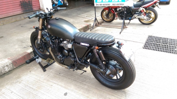 ขายคับ YAMAHA XJ650 แต่งBRAT STYLE สีพึงเก็บงานใหม่ทั้งคัน ล้อโต ท่อแต่ง โช๊คหน้าหัวกลับ ทะเบียนพร้อมโอน ราคา 79500 บาท ส่งได้ทั่วไทยคับ สนใจติดต่อ 081-0578282 FACEBOOK ชาญณรงค์ ป๊อป ชัยอมฤต ไอดีไลน์ POPBIGBIKESAKON คับ สนใจรถสวย ถูก ดี ต้อง POP BIGBIKE S