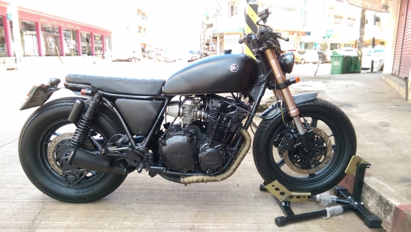 ขายคับ YAMAHA XJ650 แต่งBRAT STYLE สีพึงเก็บงานใหม่ทั้งคัน ล้อโต ท่อแต่ง โช๊คหน้าหัวกลับ ทะเบียนพร้อมโอน ราคา 79500 บาท ส่งได้ทั่วไทยคับ สนใจติดต่อ 081-0578282 FACEBOOK ชาญณรงค์ ป๊อป ชัยอมฤต ไอดีไลน์ POPBIGBIKESAKON คับ สนใจรถสวย ถูก ดี ต้อง POP BIGBIKE S