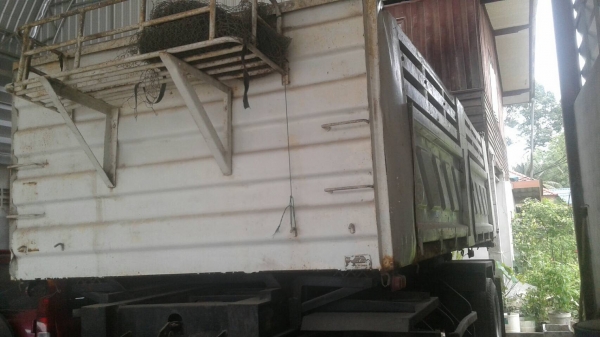 ขายหางพ่วง  สามมิต  2  เพลา.  ปี 49.    สนใจติดต่อ  081 - 6079515