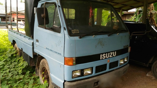 รถอีซูซุ 4 ล้อ NKR 88 แรงม้า. ปี 38.     สนใจติดต่อ  081 - 6079515