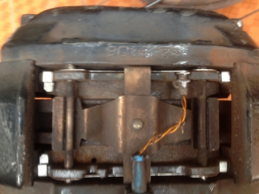 ปั้มเบ้นเเท้ BREMBO 4 POT เก่าญี่ปุ่นเเท้brembo 4 pot ของ AMG ของ sl500 ใส่จานได้ตั้งแต่ 300-355 mm ตรงรุ่น w201, W124, w210, w202, w203,w208, w211 w209 สีเดิมๆผ้าเบรคยังหนาอยู่สภาพดี ปั้มเบ้นเเท้ BREMBO 4 POT เก่าญี่ปุ่นเเท้brembo 4 pot ของ AMG ของ sl500 ใส่จานได้ตั้งแต่ 300-355 mm ตรงรุ่น w201, W124, w210, w202, w203,w208, w211 w209 สีเดิมๆผ้าเบรคยังหนาอยู่สภาพดี