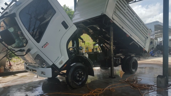 ขาย 6 ล้อ อีซูซุดัมพ์ FRR 190 แรง ปี 57 วิ่งน้อย 3x,xxx สภาพน้องป้ายแดง  จัดแนนท์ได้ครับ สนใจติดต่อ 081-9420141  ,  081-5715326