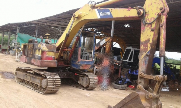 ขายรถขุด ยี่ห้อ YUTANI YS400 เครื่อง MITSUBISHI 6 สูบ ปั๊มเฟือง 2 ตอน คอนโทรลลูกหมาก สินค้าเก่านอก ใช้งานในไทย 1 ปี รถใช้งานได้ปกติ ราคา 270,000 บาท